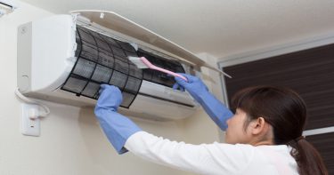 自分でエアコンを掃除する方法をプロの目線で徹底解説！自宅にあるもので簡単に作れる掃除道具もご紹介