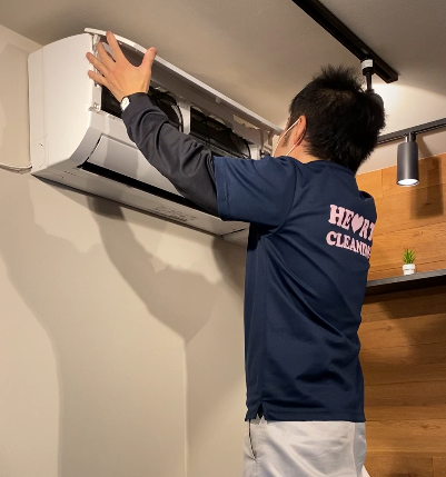 ハートクリーニングのスタッフによるエアコンクリーニング作業