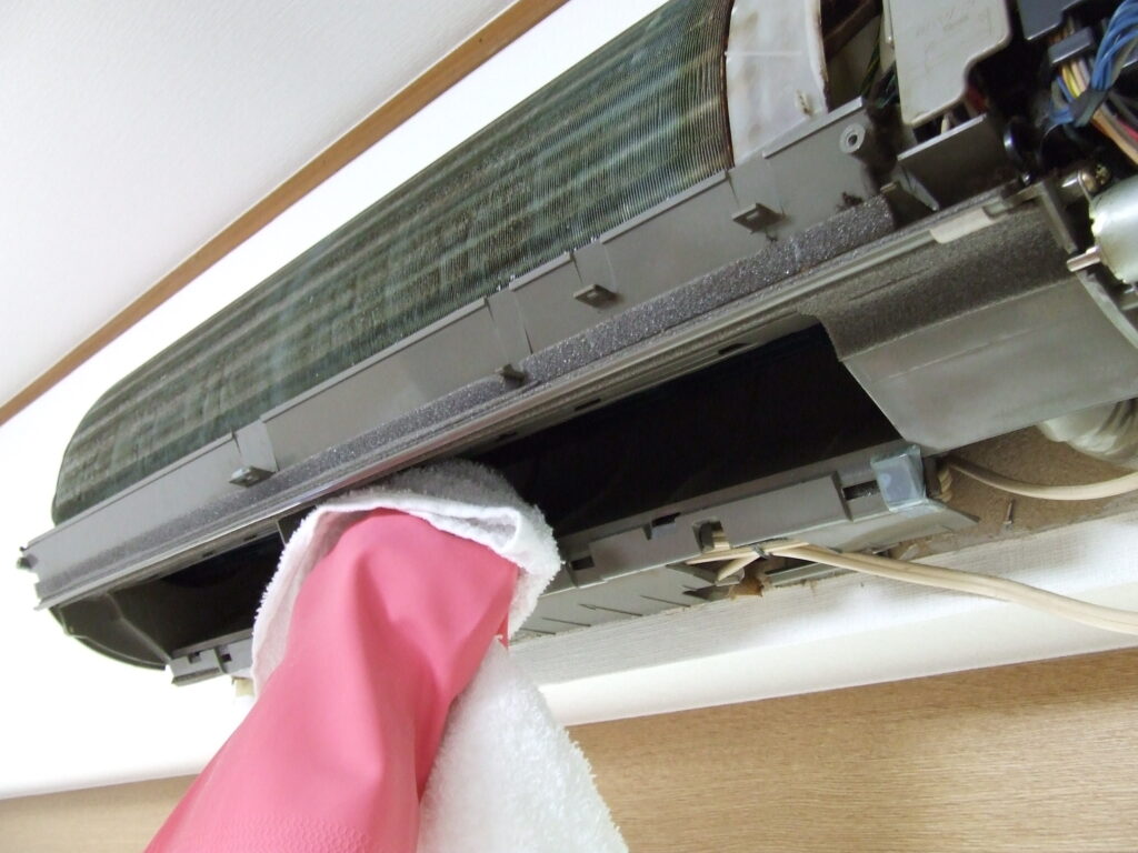外装を分解し内部の汚れが露出した壁掛けエアコンの熱交換器
