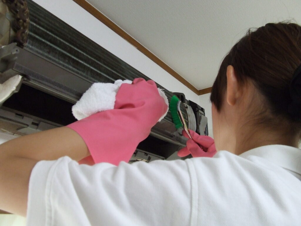 エアコン内部の分解洗浄作業の様子