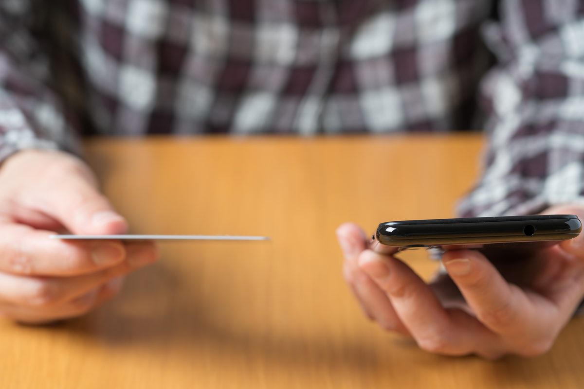 スマートフォンでエアコンクリーニングの見積もりを申し込む様子